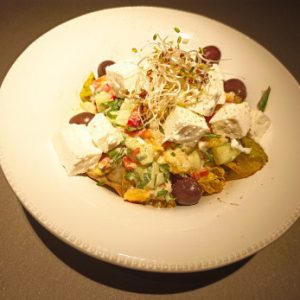 Salade grecque : Artichaut, concombre, tomate, oignon, courgette, feta, herbes du jardin…