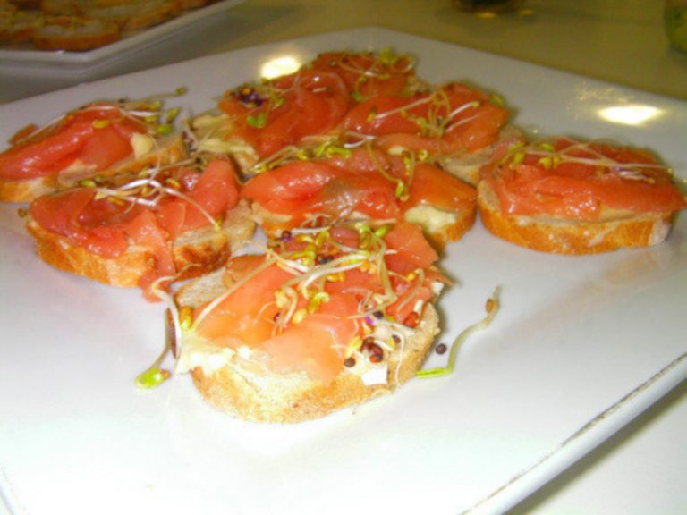 Toasts classiques : saumon fumé, jambon cru, rillette, saint jacques, foie gras...