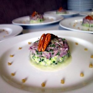 Tartare de saint jacques, courgette au chutney de gingembre, julienne de radis rose, noix et alfa-fa.