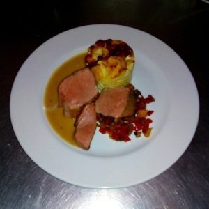 Magret de canard et son jus, gratin dauphinois, mini ratatouille