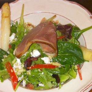Salade de saison asperge blanche, jambon cru