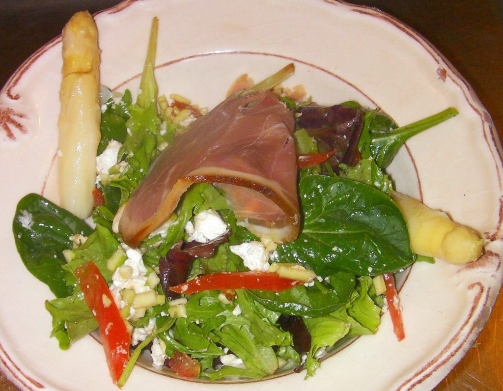 Salade de saison asperge blanche, jambon cru