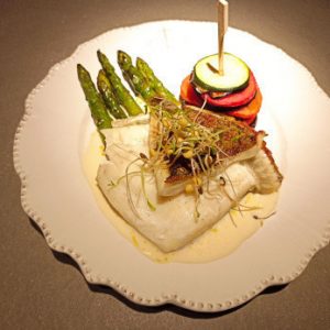 Filet de turbo au beurre blanc, asperge verte et tian de légumes