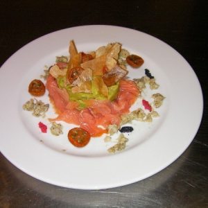 Saumon fumée, guacamole, artichaut, œuf de poissons, tomate confite.