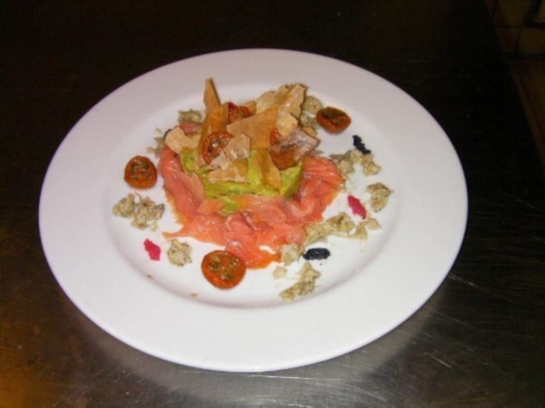 Saumon fumée, guacamole, artichaut, œuf de poissons, tomate confite.