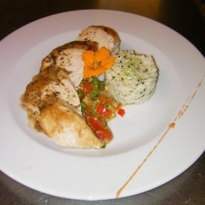 Filet de poulet et sa sauce, risotto en persillade et fricassée de légumes de saisons