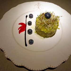 Tartare de gambas, parmesan, courgette et myrtille.