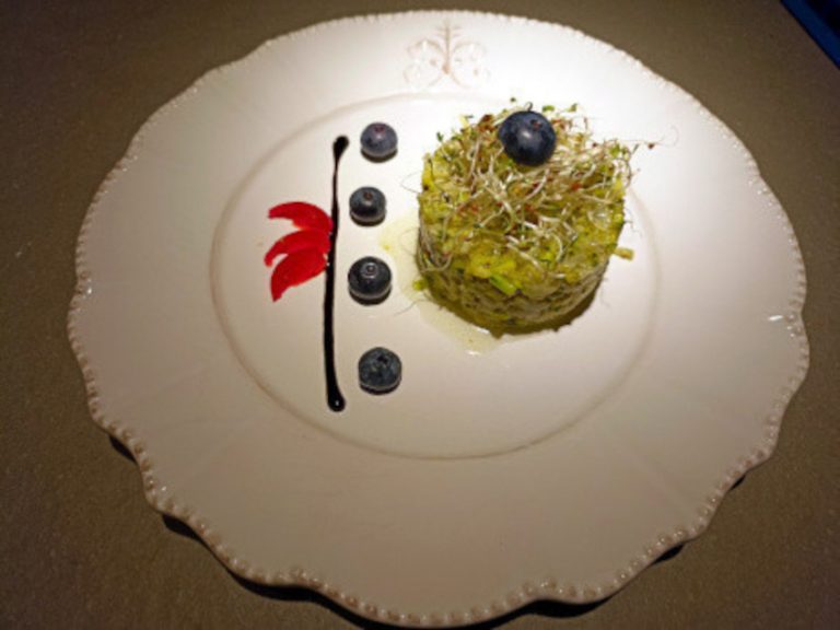 Tartare de gambas, parmesan, courgette et myrtille.