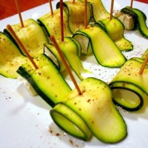 Roulé de courgette, fêta, à l'huile de noix