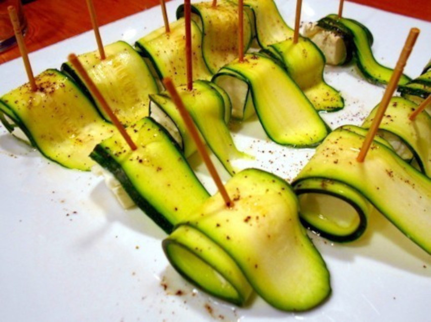 Roulé de courgette, fêta, à l'huile de noix