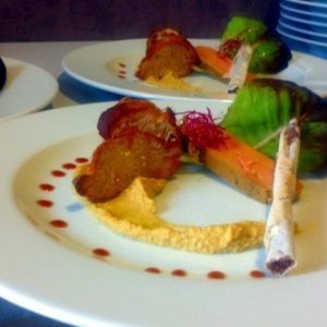Foie gras cuit en lobe au naturel sel poivre, houmous, finger figue, croûton grillée