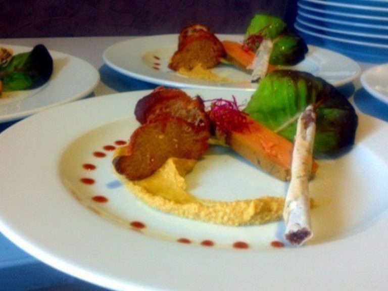 Foie gras cuit en lobe au naturel sel poivre, houmous, finger figue, croûton grillée