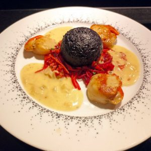 Saint Jacques au beurre blanc fricassés de légumes et risotto nero façon truffes