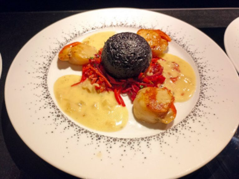 Saint Jacques au beurre blanc fricassés de légumes et risotto nero façon truffes