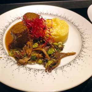 Moelleux de sanglier sauce aux cèpes, fricassés de champignon et légumes, purée de pomme de terre.