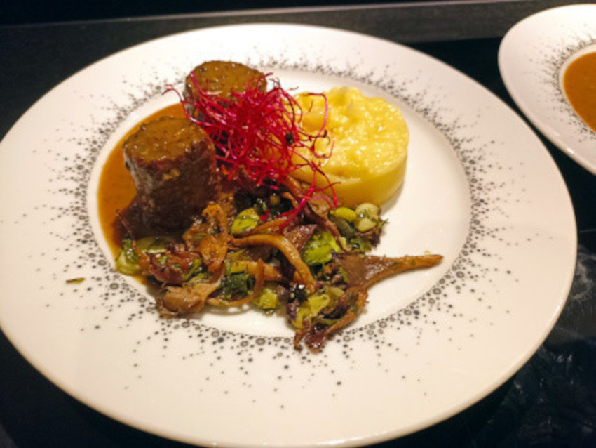 Moelleux de sanglier sauce aux cèpes, fricassés de champignon et légumes, purée de pomme de terre.