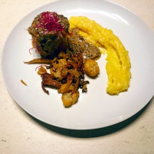 Tournedos de chapon sauce à crème de cèpes fricassé de légumes et purée de pomme de terre