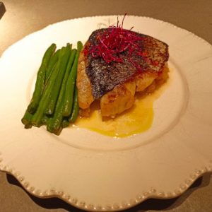 Maigre de corse grillé, tombé de fenouil et haricot vert.