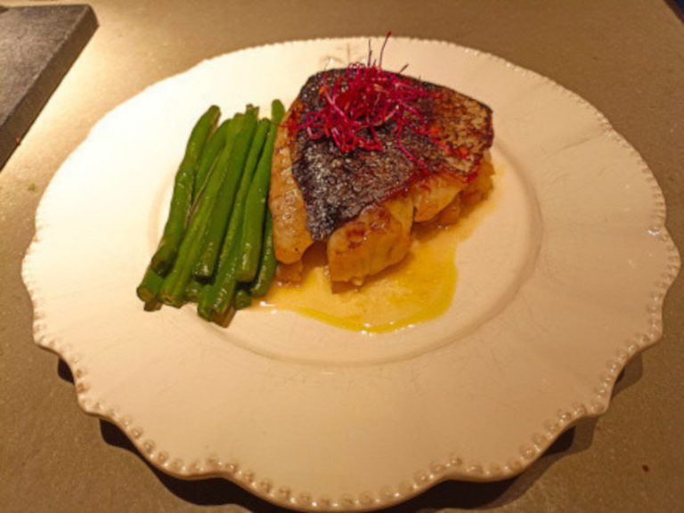 Maigre de corse grillé, tombé de fenouil et haricot vert.