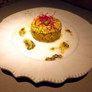 Tartare de saumon, citron, courgette et pistou.