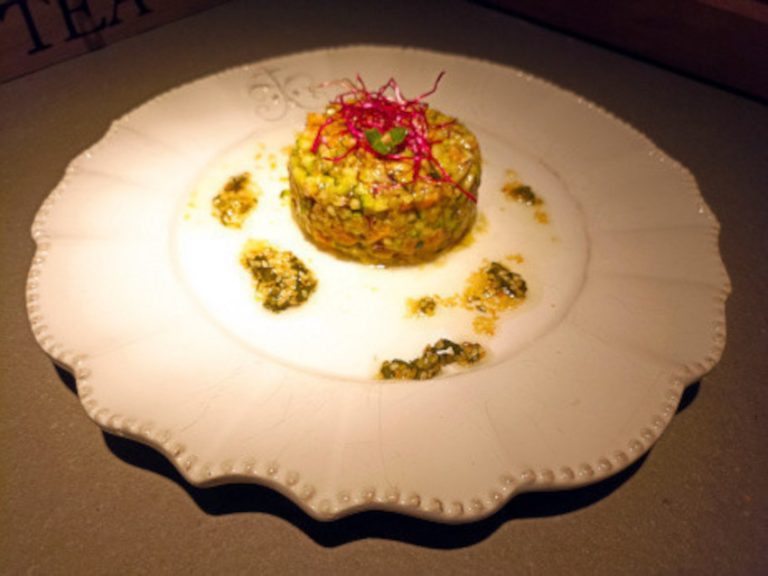 Tartare de saumon, citron, courgette et pistou.