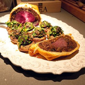Bœuf Wellington et champignon farcis. Sauce à part.