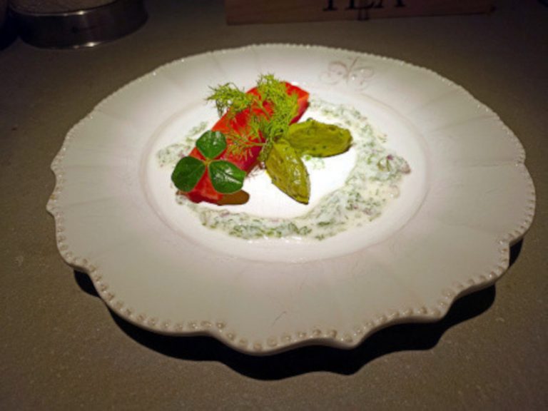 Pavé de saumon fumé, fromage frais à l’aneth et guacamole.