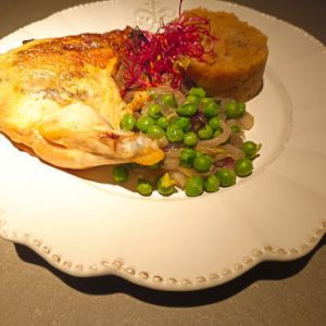 Filet de poulet peau de truffes cuit à basse température puis grillées. Sauce et garniture au choix.