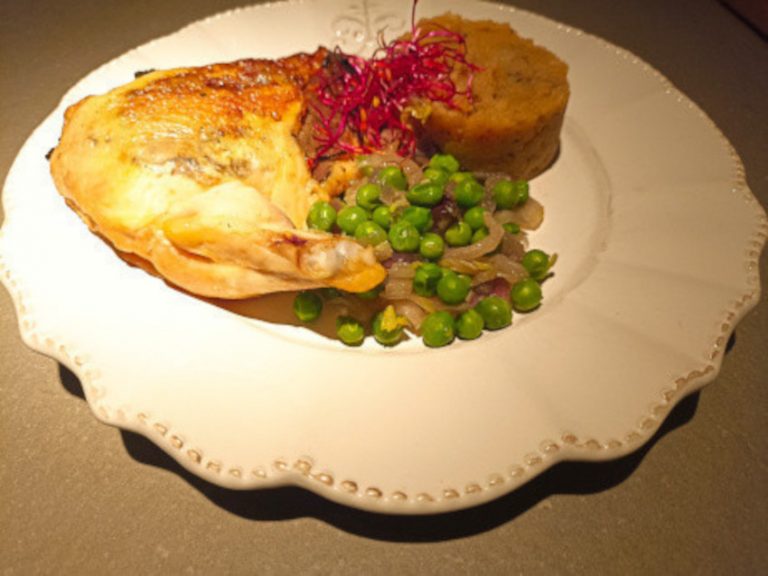 Filet de poulet peau de truffes cuit à basse température puis grillées. Sauce et garniture au choix.