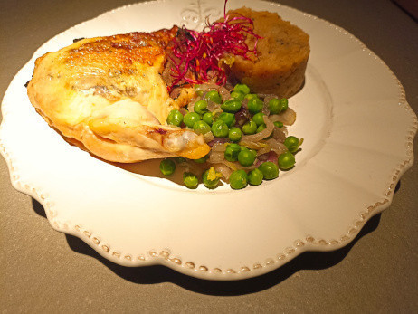Filet de poulet peau de truffes cuit à basse température puis grillées. Sauce et garniture au choix.