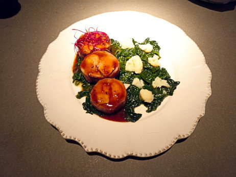 Râble de lapin en tournedos et son jus, accompagné d’épinard et choux fleurs.