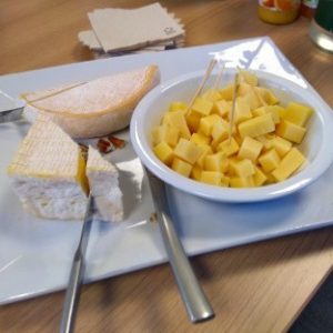 Assortiment de fromages sur plateau