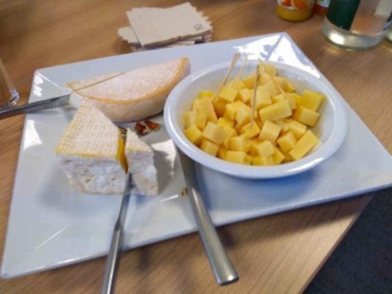 Assortiment de fromages sur plateau